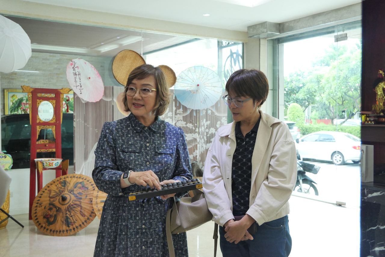 ดูรูปใหญ่ สมาคมวัฒนธรรมแต้จิ๋วและภาษา(ประเทศไทย) ต้อนรับคณะผู้บริหารเอเชี่ยนซี คอร์ปอเรชั่น พร้อมรับมอบวัตถุมงคลและวัตถุโบราณแต้จิ๋วอันทรงคุณค่า